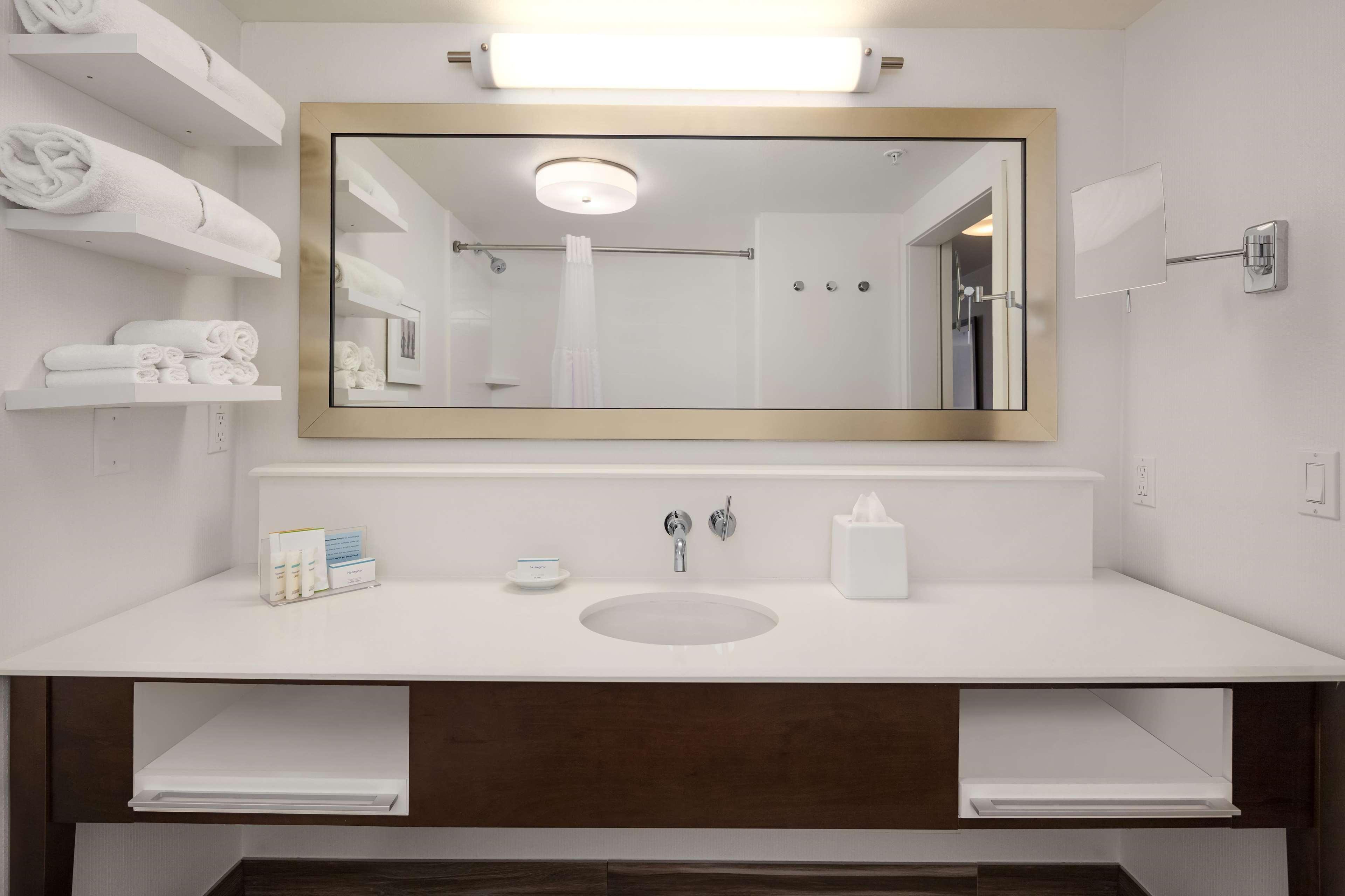 Hampton Inn & Suites Seattle North/Линуд Екстериор снимка