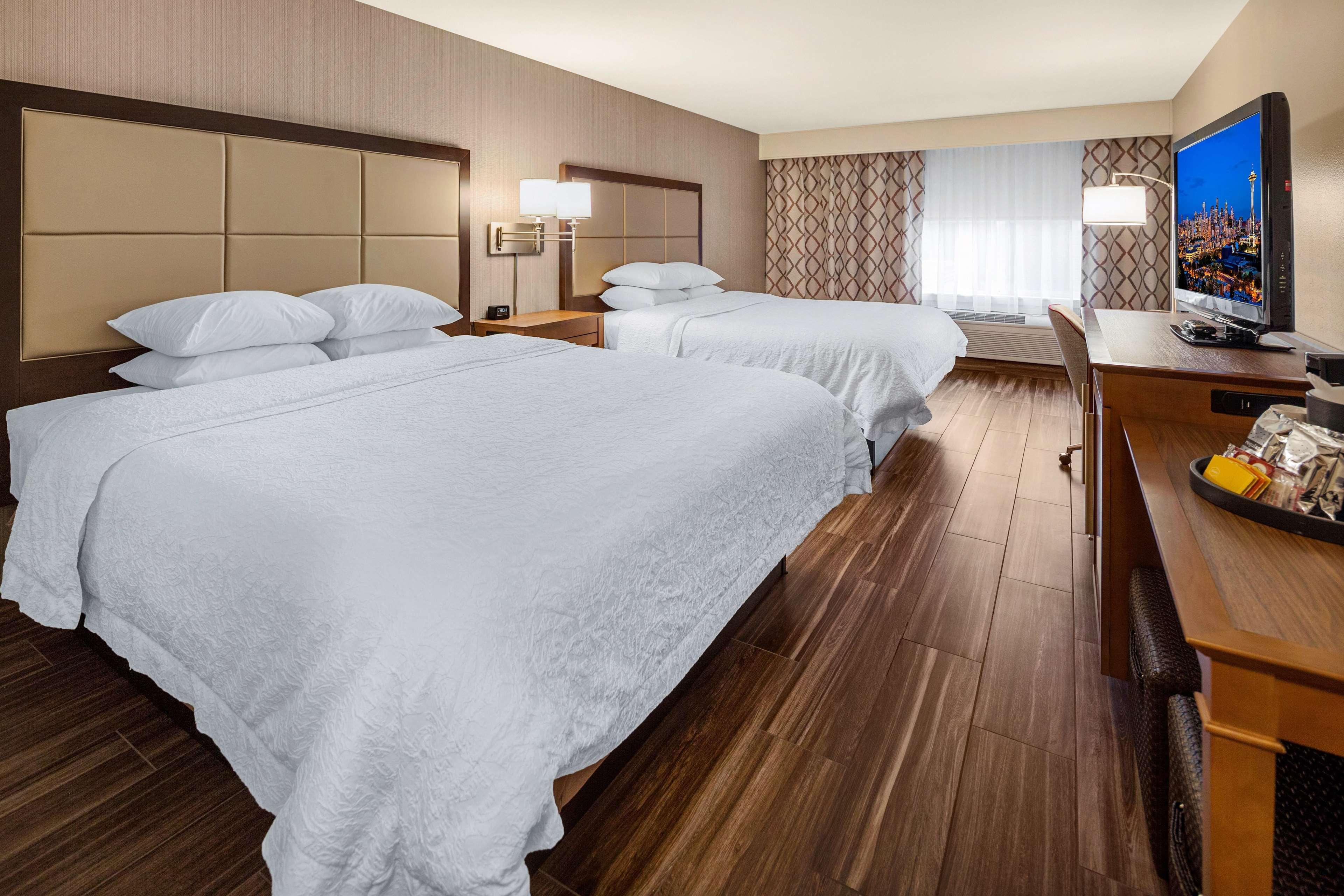 Hampton Inn & Suites Seattle North/Линуд Екстериор снимка