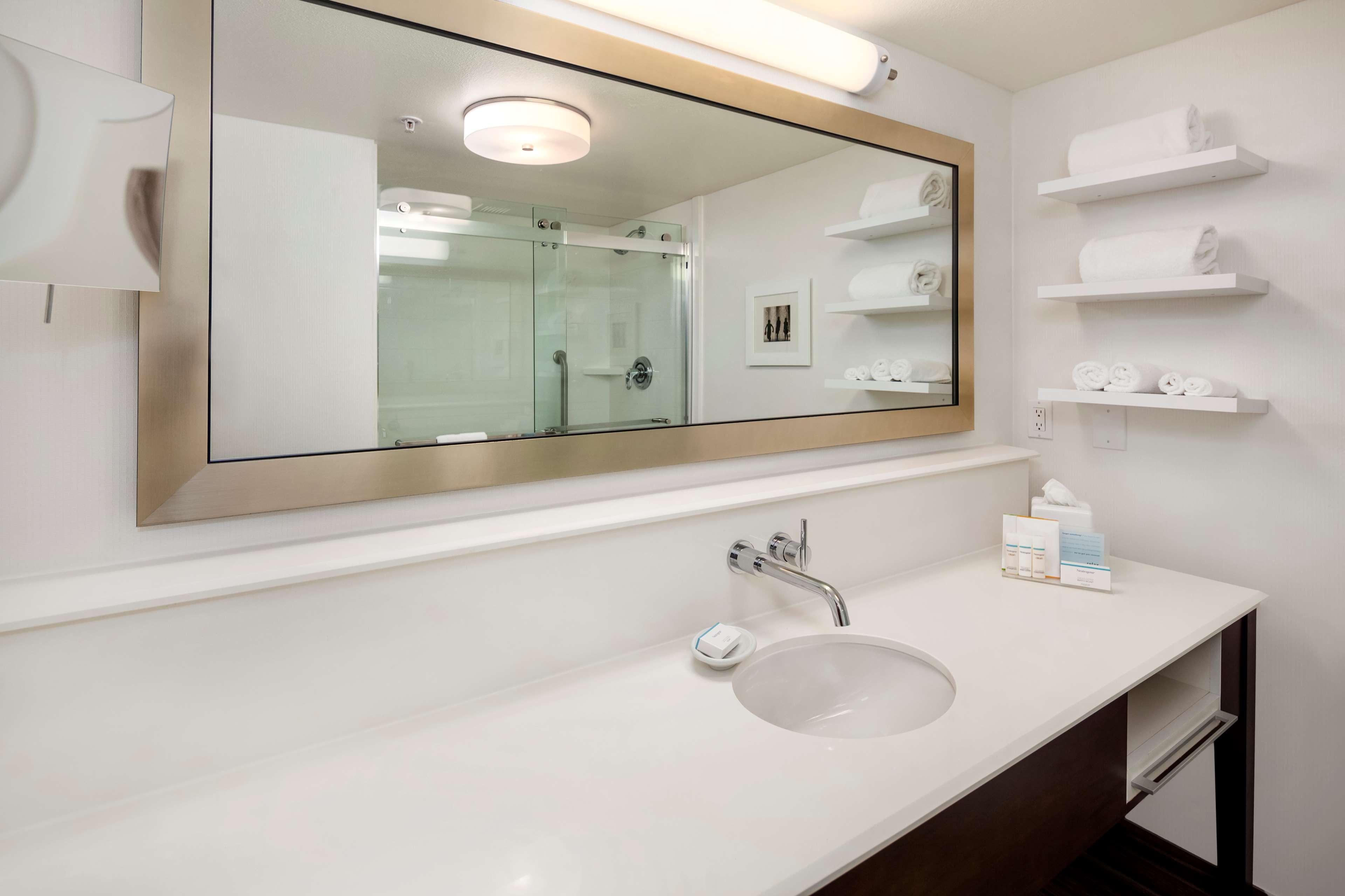 Hampton Inn & Suites Seattle North/Линуд Екстериор снимка