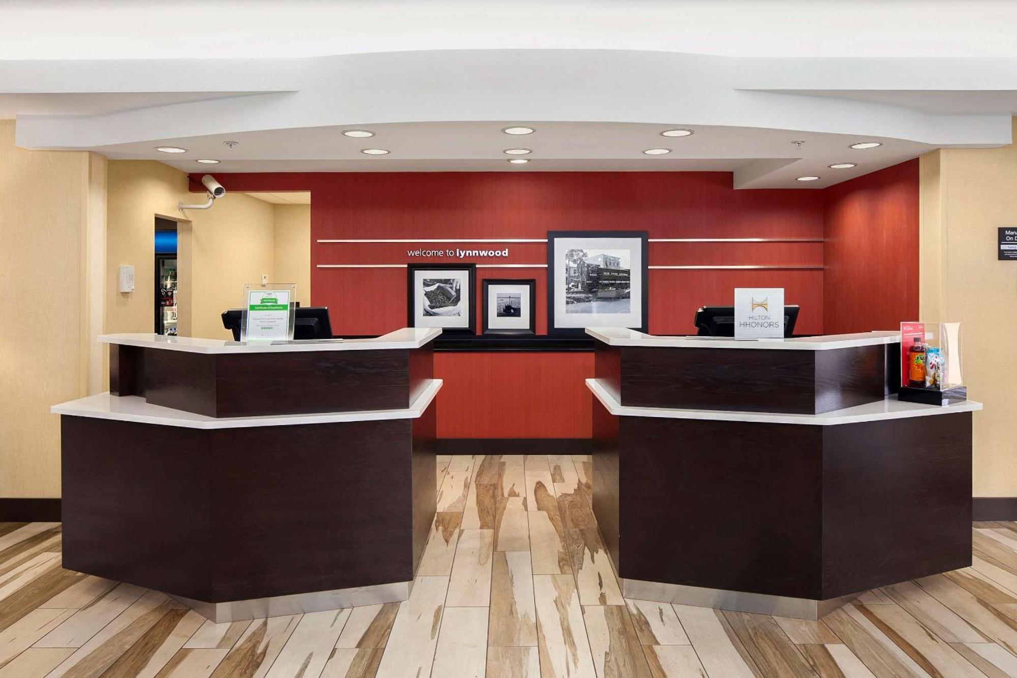 Hampton Inn & Suites Seattle North/Линуд Екстериор снимка