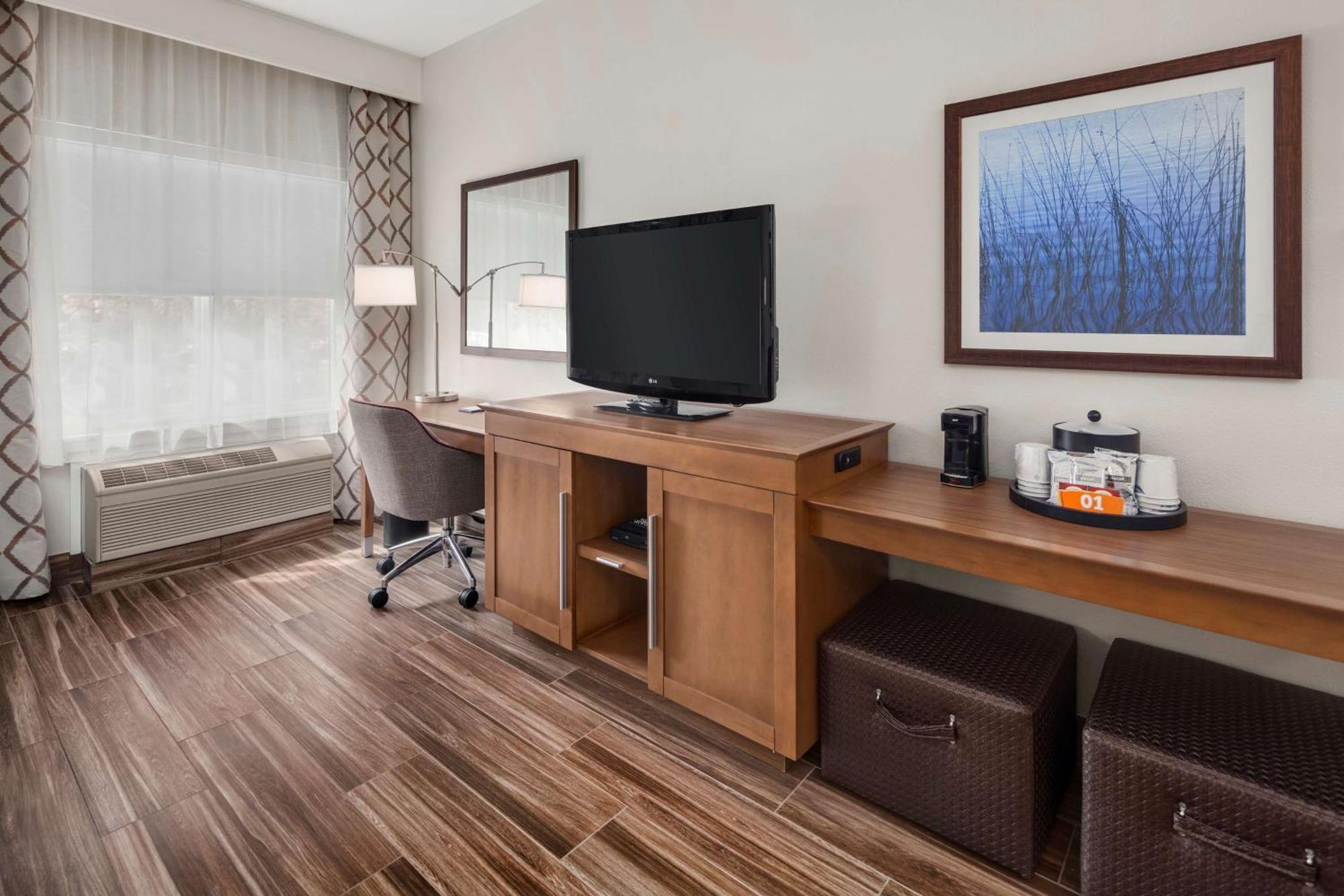 Hampton Inn & Suites Seattle North/Линуд Екстериор снимка
