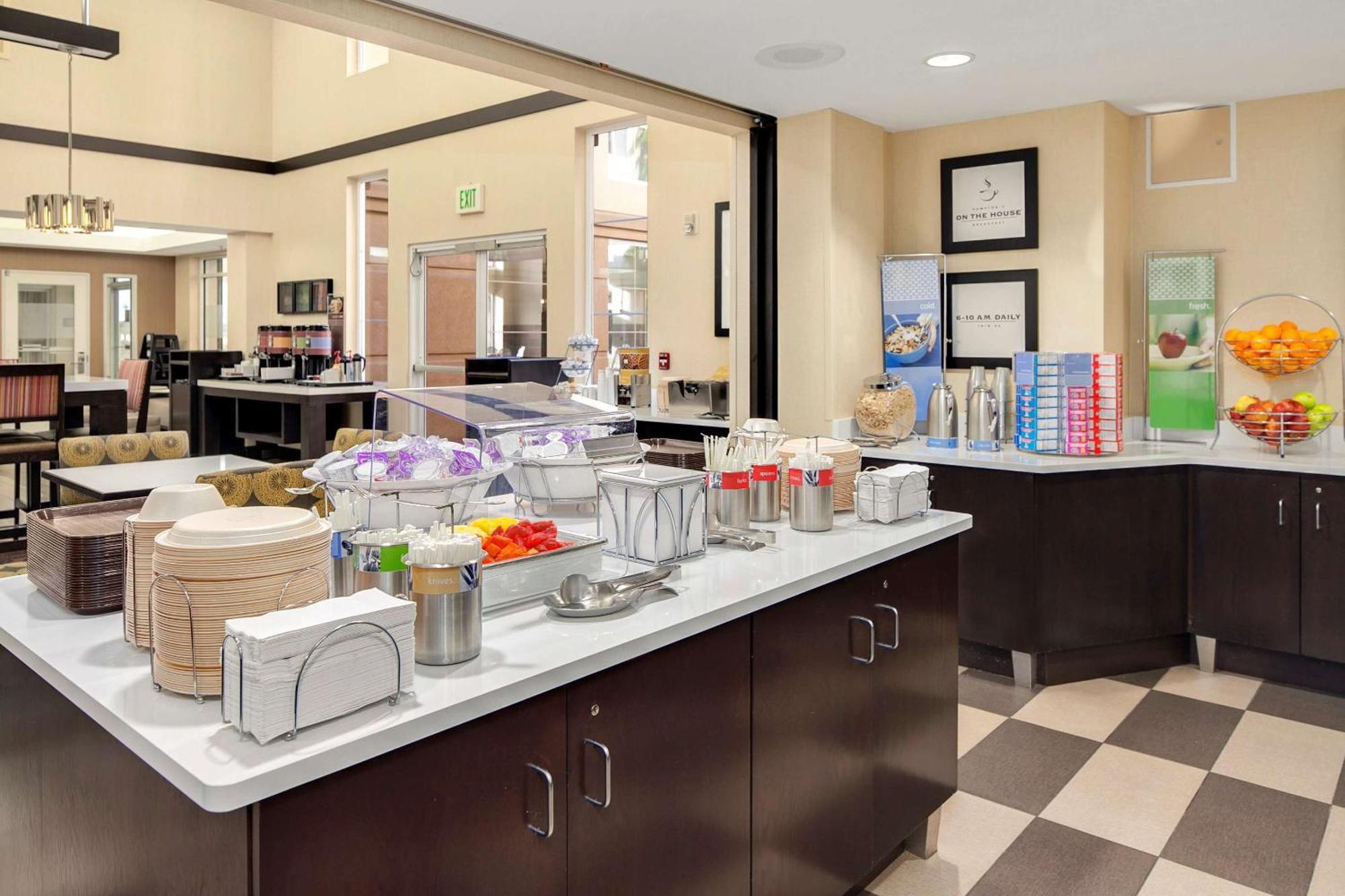 Hampton Inn & Suites Seattle North/Линуд Екстериор снимка