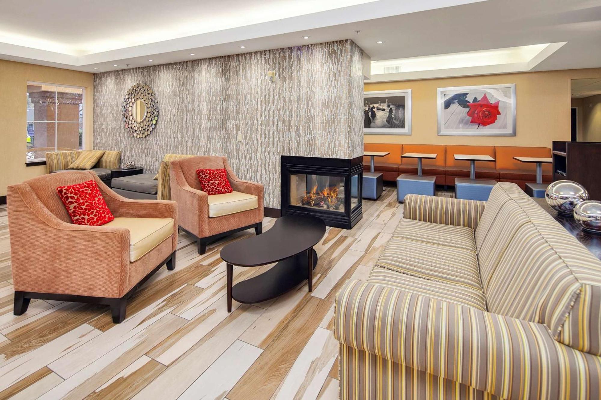 Hampton Inn & Suites Seattle North/Линуд Екстериор снимка